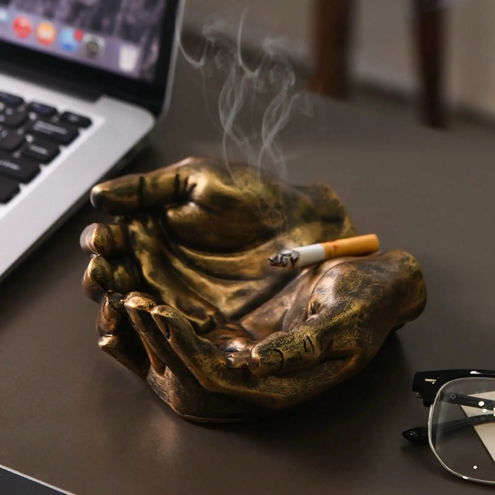 1pc Creative Handheld Ashtray, Personalized And High-End Ashtray For Home Living Room, Office Desktop Decoration