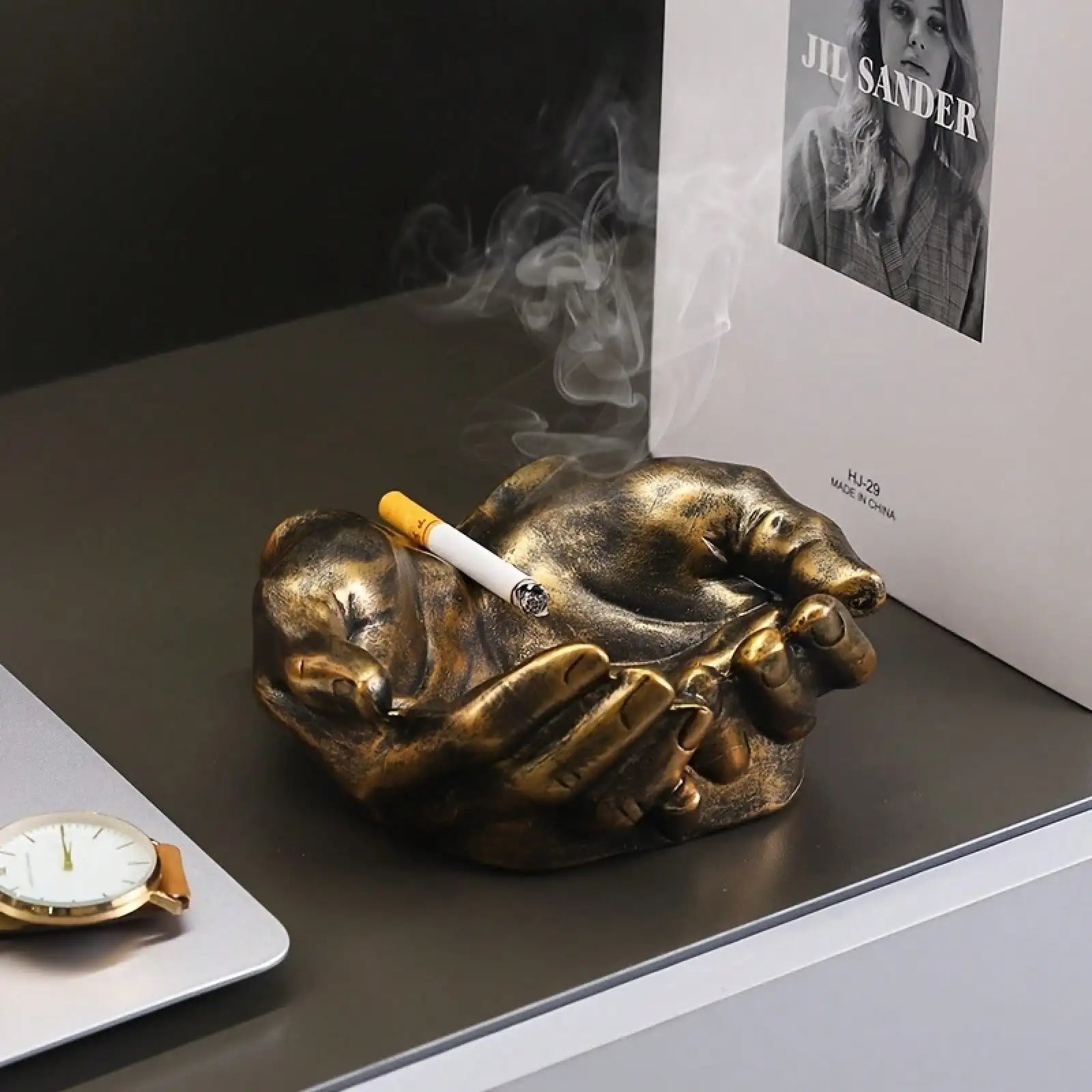 1pc Creative Handheld Ashtray, Personalized And High-End Ashtray For Home Living Room, Office Desktop Decoration