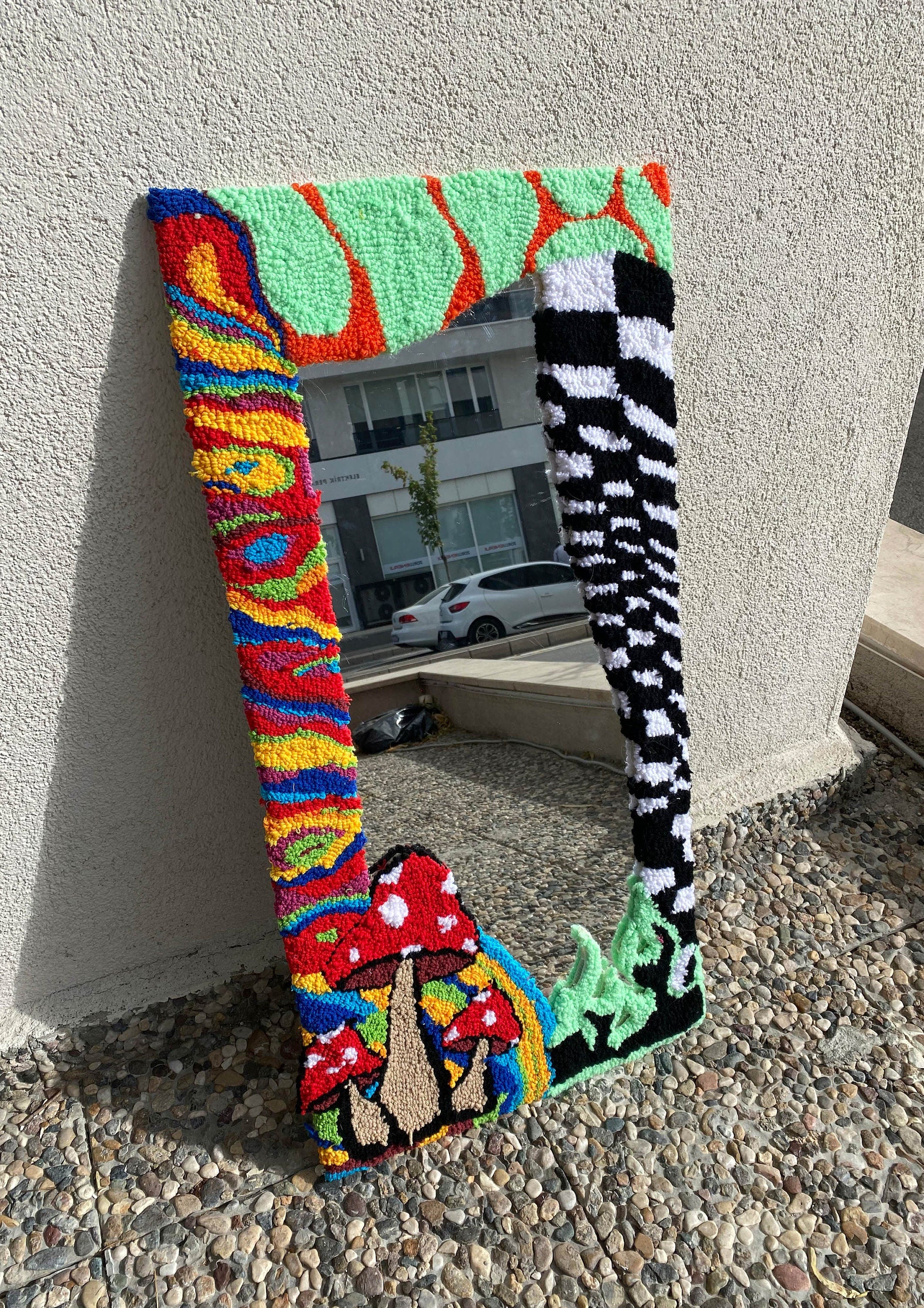 OrnnWorks Handmade Psychedelic Mushroom Tufted Mirror Rug