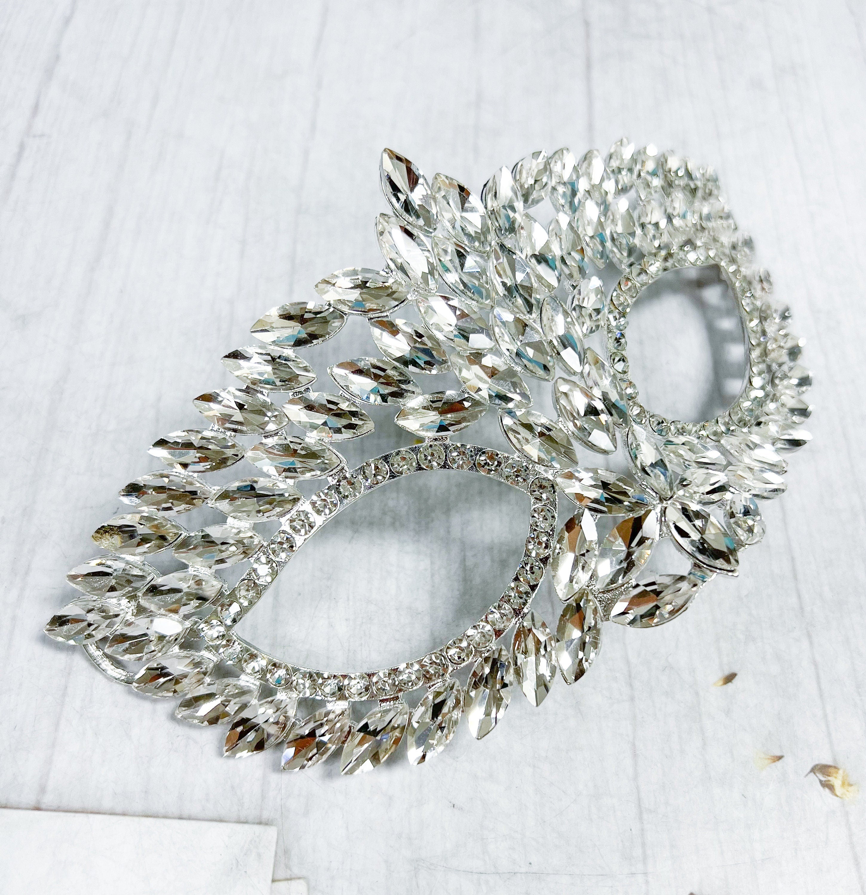HappyJewelryWorld Silver Masquerade Mask with Clear Crystal Rhinestones