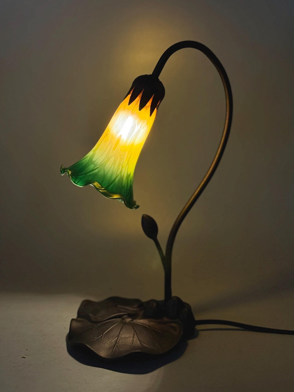 U2Antique Pond Lily Flower Stained Glass Table Lamp 16in