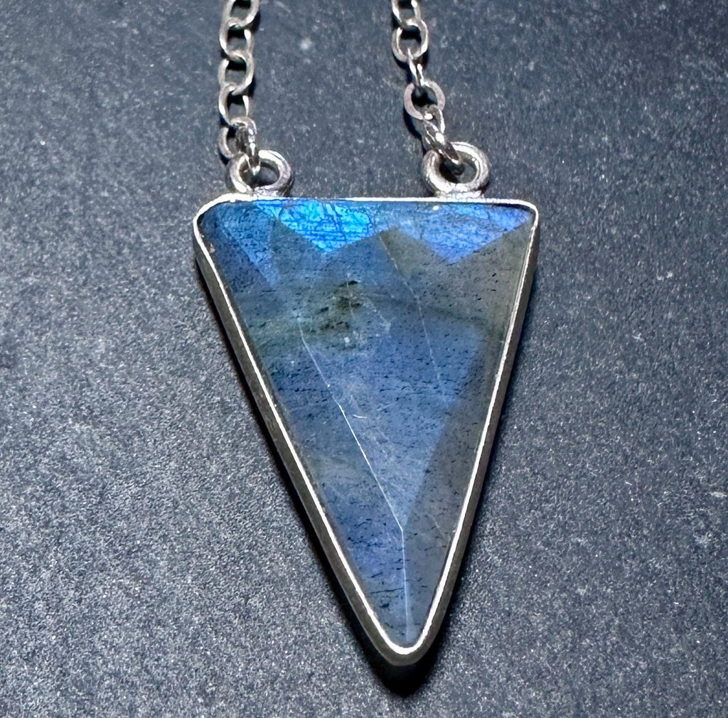 MossberryandStone Labradorite Arrowhead-Shaped Pendant Necklace on Sterling Silver Chain