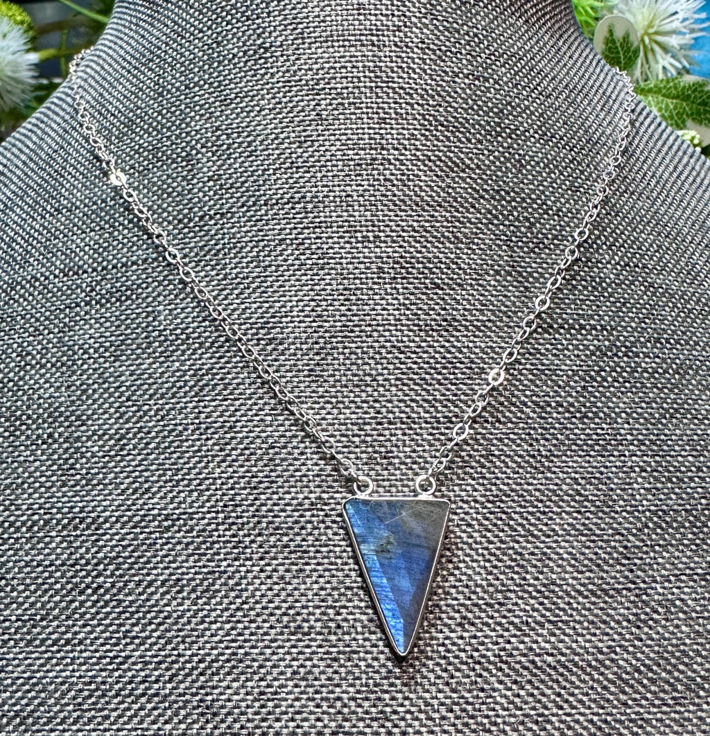 MossberryandStone Labradorite Arrowhead-Shaped Pendant Necklace on Sterling Silver Chain