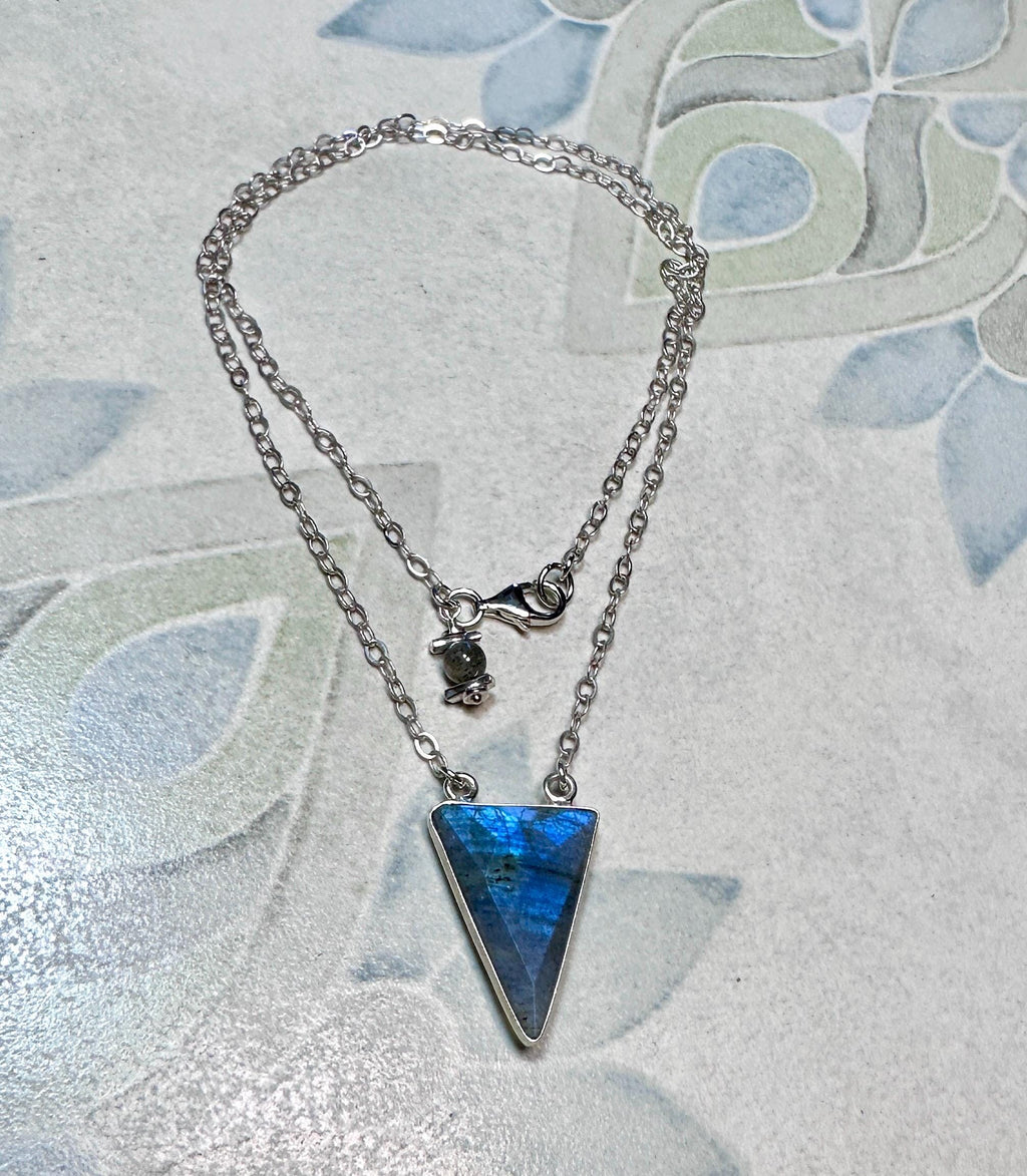MossberryandStone Labradorite Arrowhead-Shaped Pendant Necklace on Sterling Silver Chain