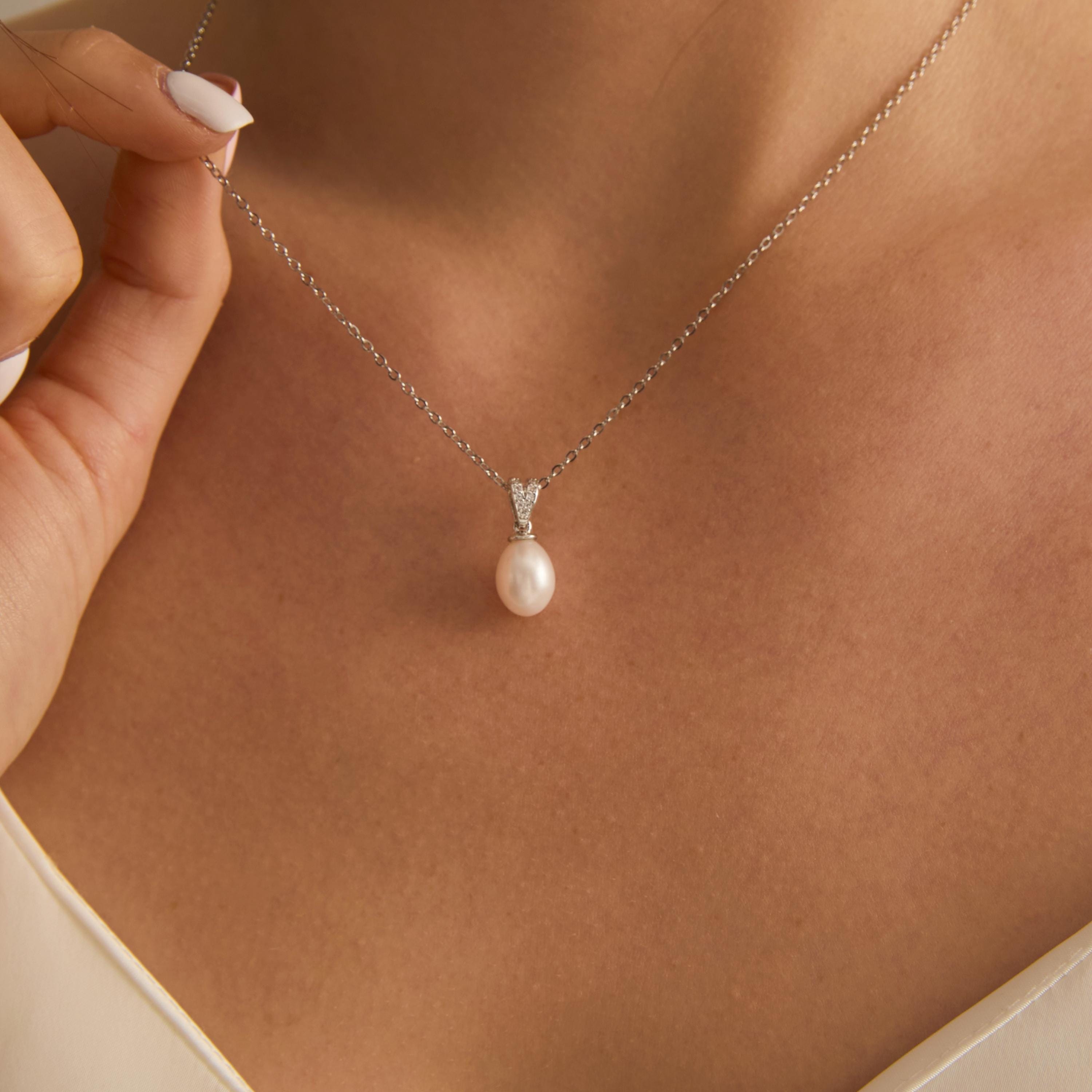 EcloraTreasures Minimalist Freshwater Pearl Necklace 8x10mm