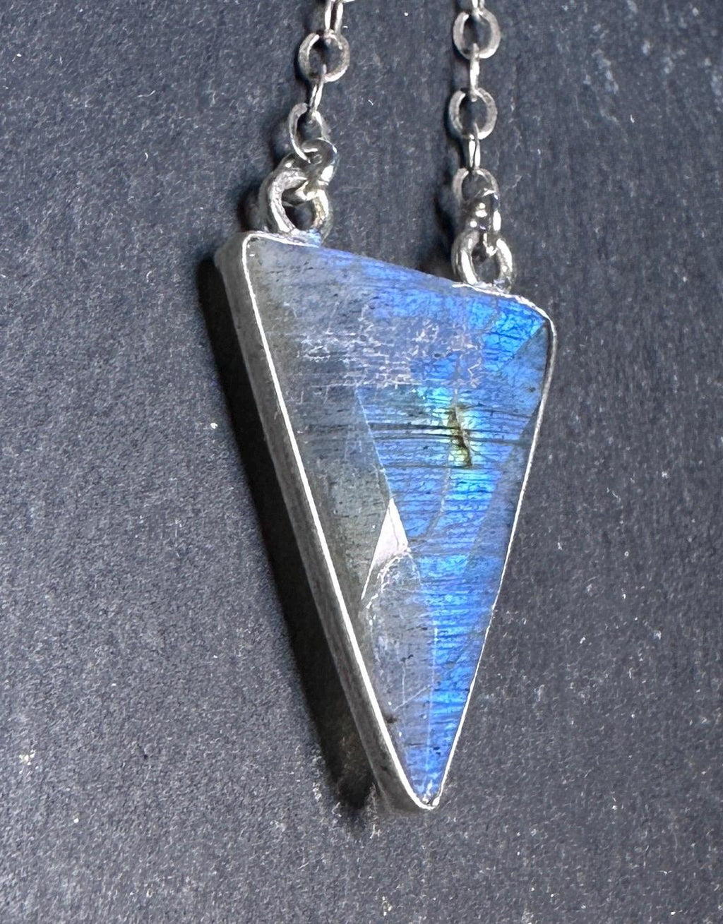 MossberryandStone Labradorite Arrowhead-Shaped Pendant Necklace on Sterling Silver Chain