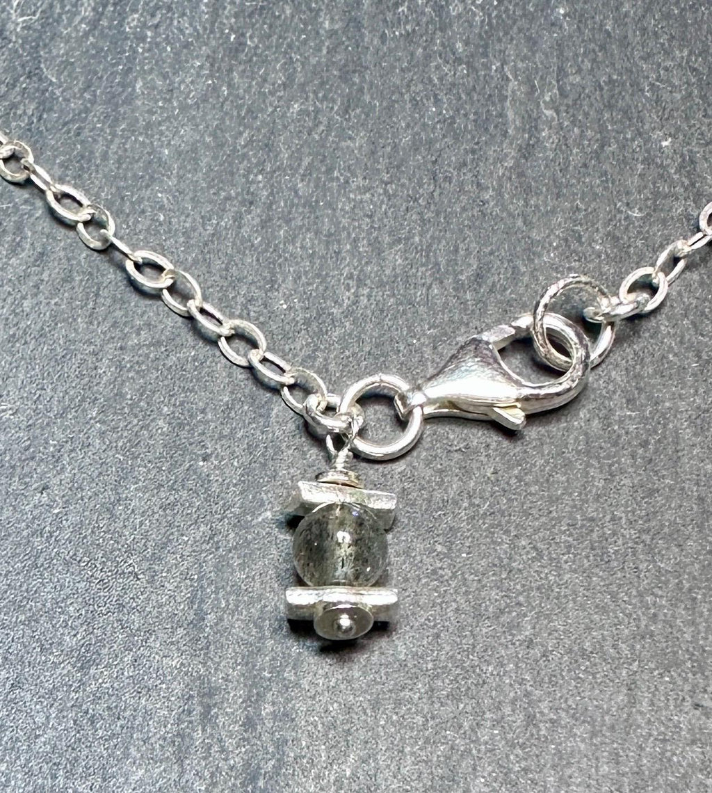 MossberryandStone Labradorite Arrowhead-Shaped Pendant Necklace on Sterling Silver Chain