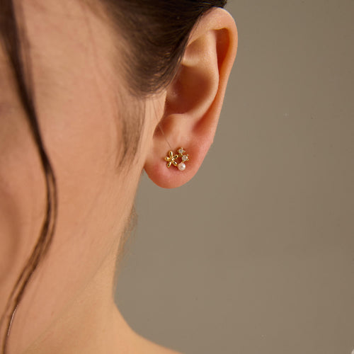 EcloraTreasures Diasy Flower Freshwater Pearl Stud Earrings Gold