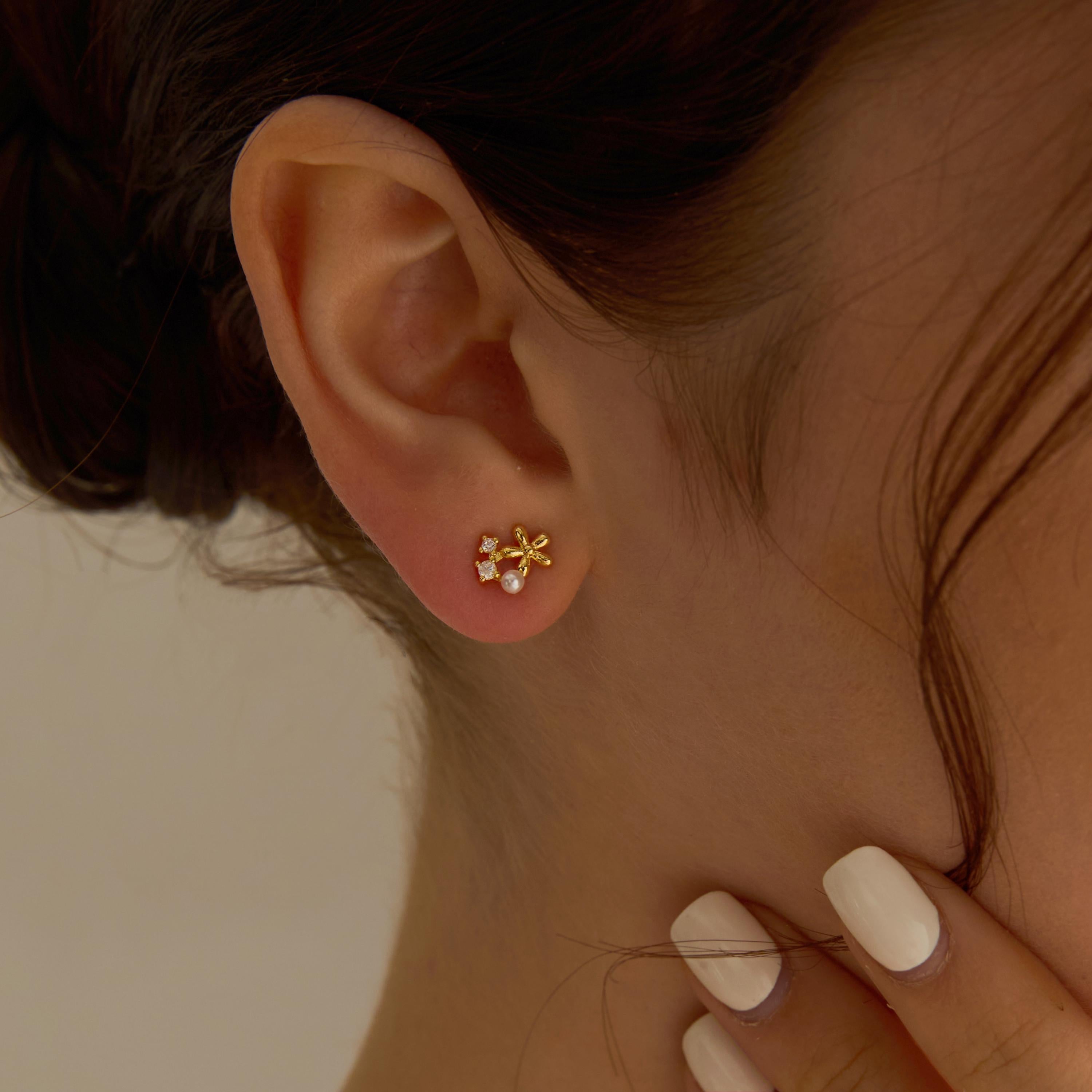 EcloraTreasures Diasy Flower Freshwater Pearl Stud Earrings Gold