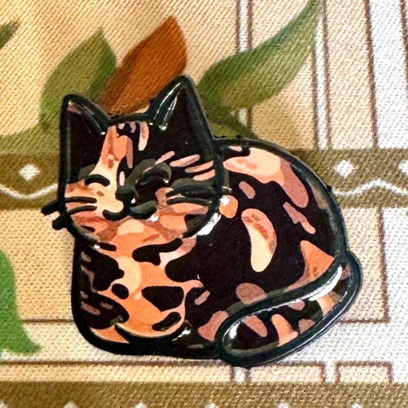 VanillaStarCafe Tortoiseshell Enamel Cat Pin 1in