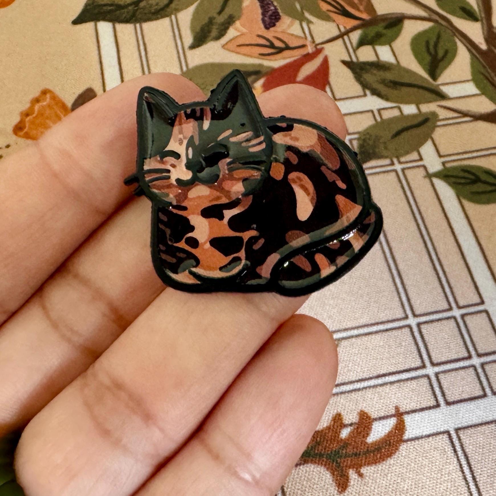 VanillaStarCafe Tortoiseshell Enamel Cat Pin 1in