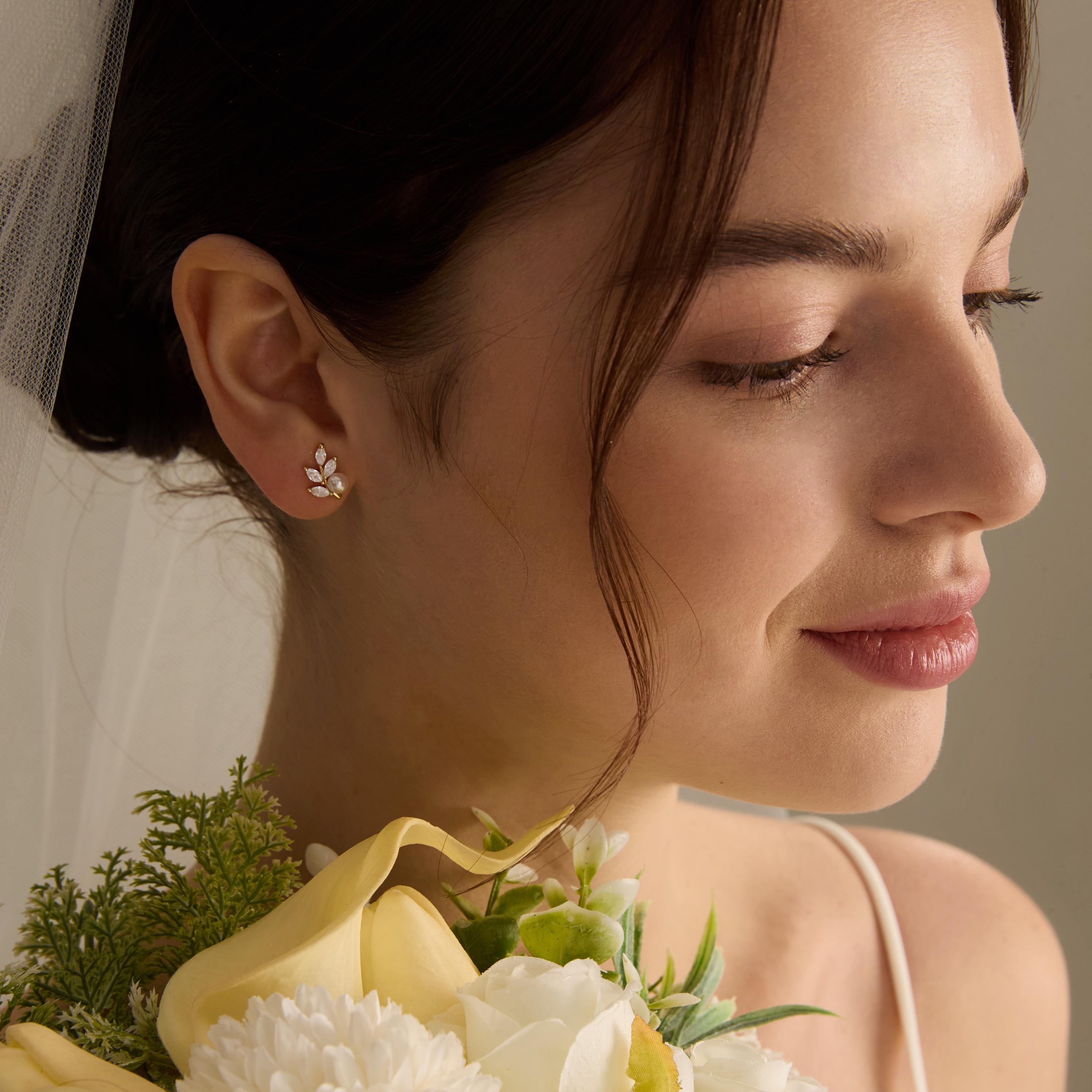 Freshwater Pearl Leaf Stud Earrings Crystal Design Gold Tone