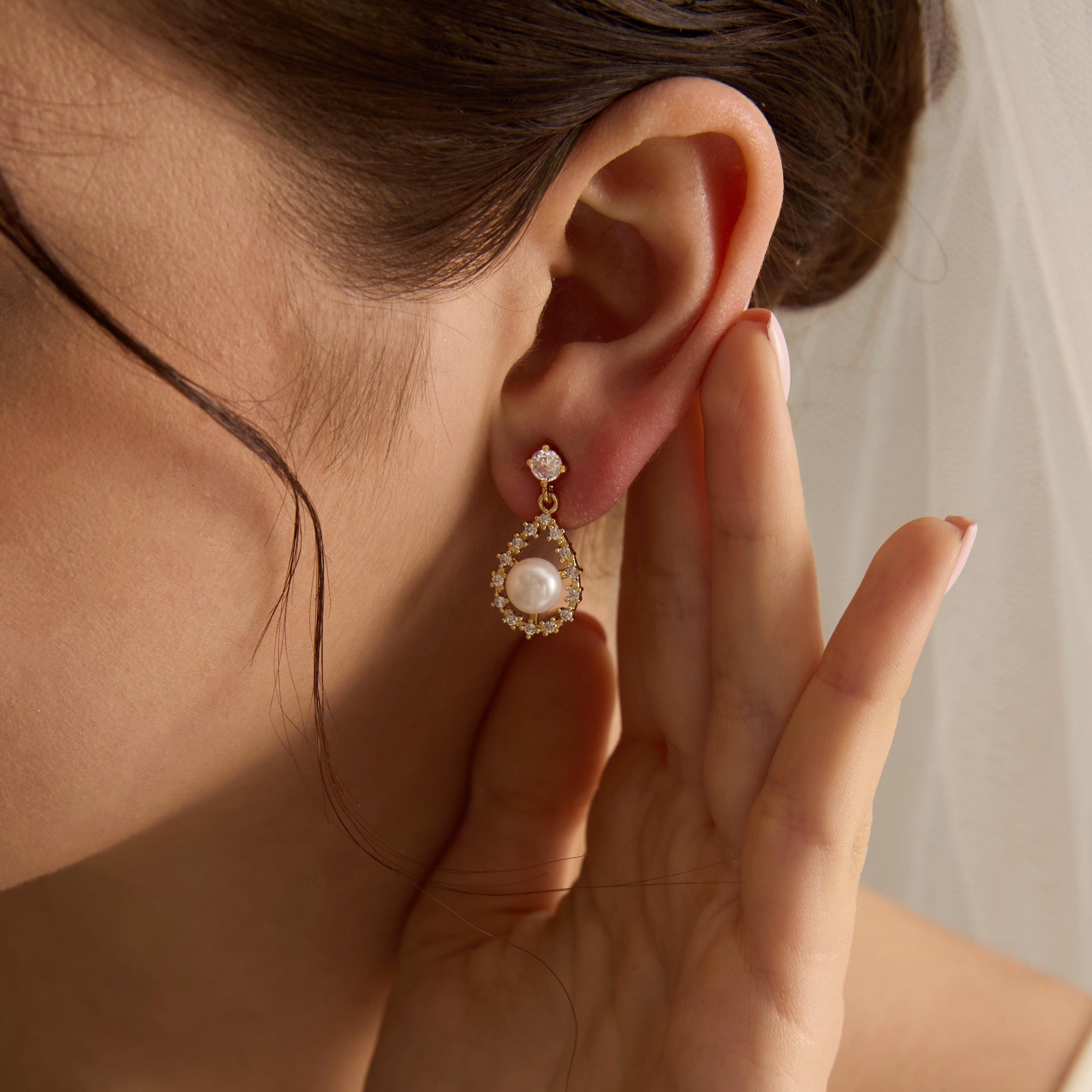 EcloraTreasures Freshwater Pearl and Crystal Drop Earrings 7mm