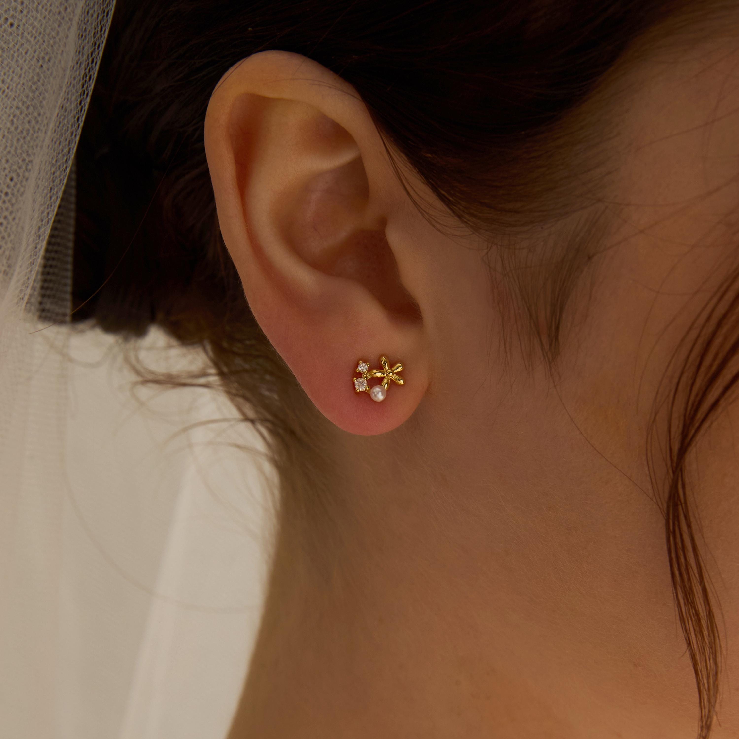 EcloraTreasures Diasy Flower Freshwater Pearl Stud Earrings Gold