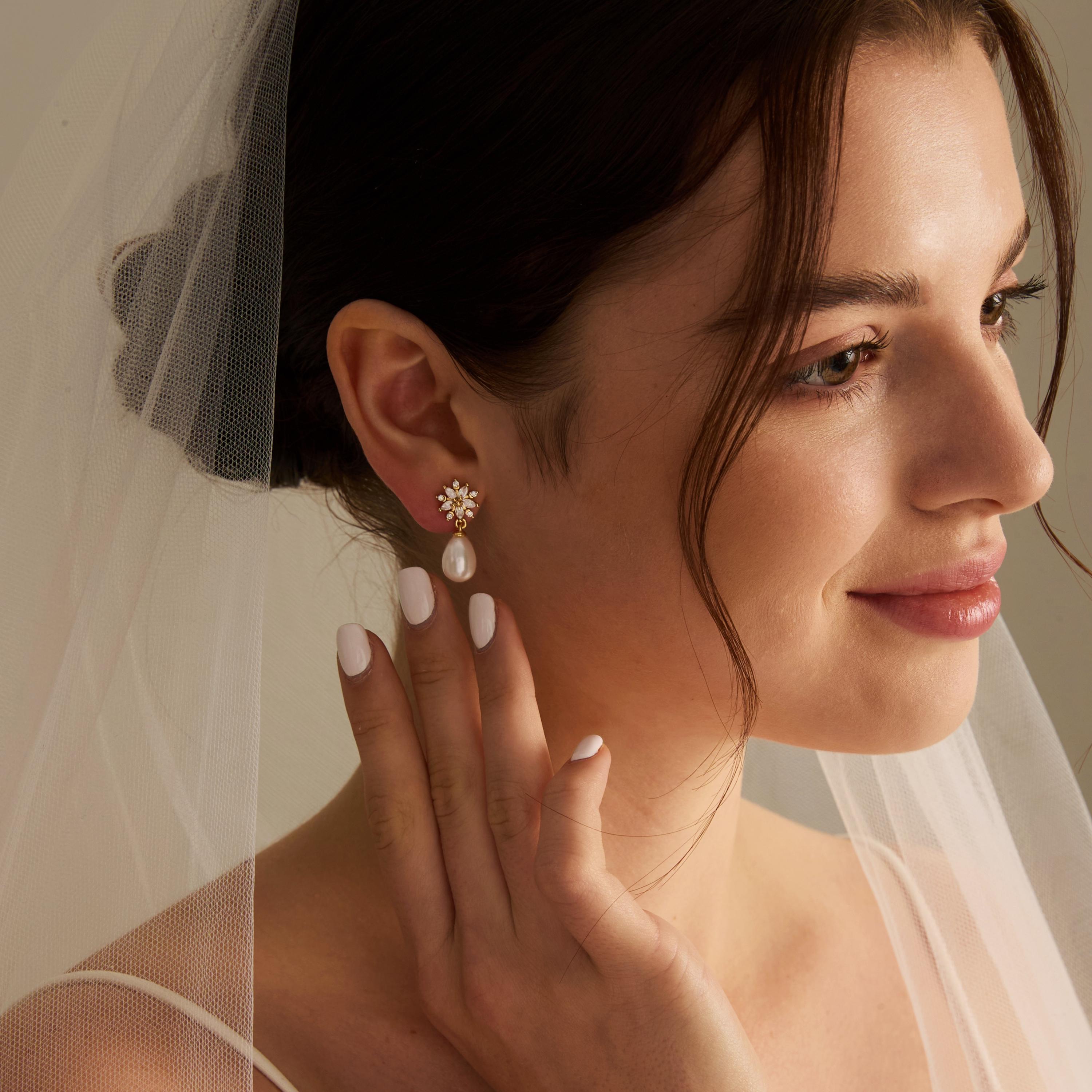 EcloraTreasures Freshwater Pearl and Crystal Drop Earrings Bridal