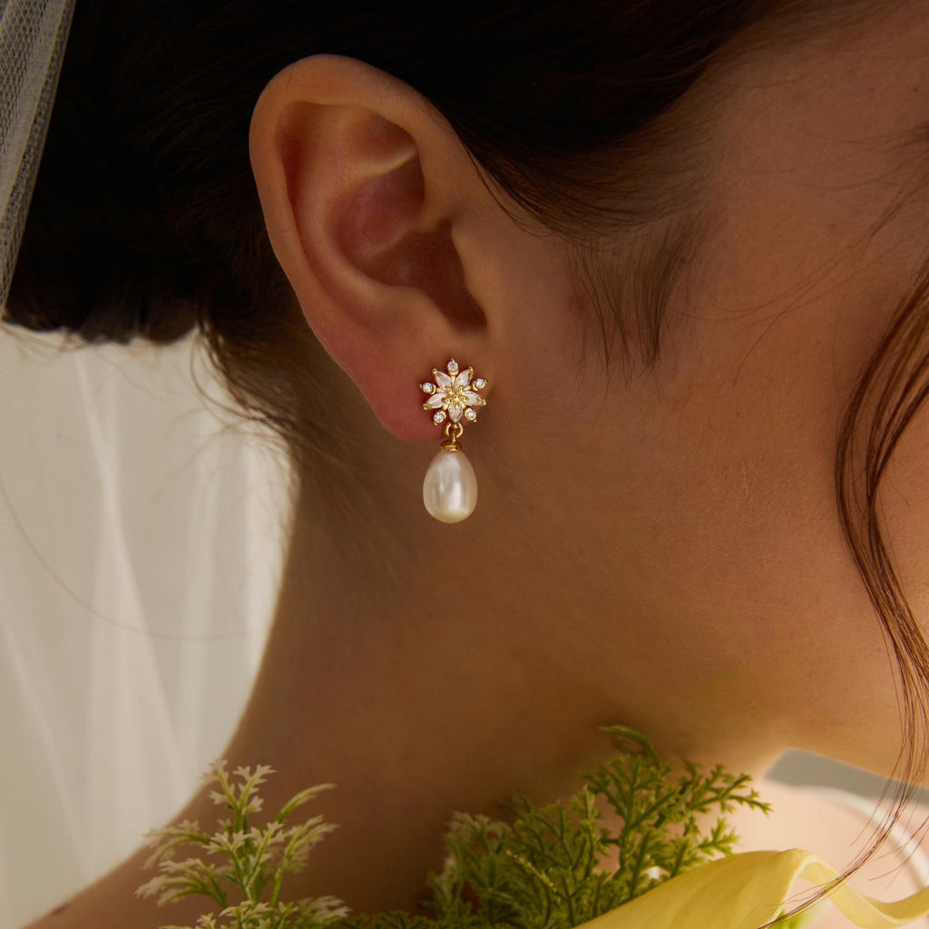 EcloraTreasures Freshwater Pearl and Crystal Drop Earrings Bridal