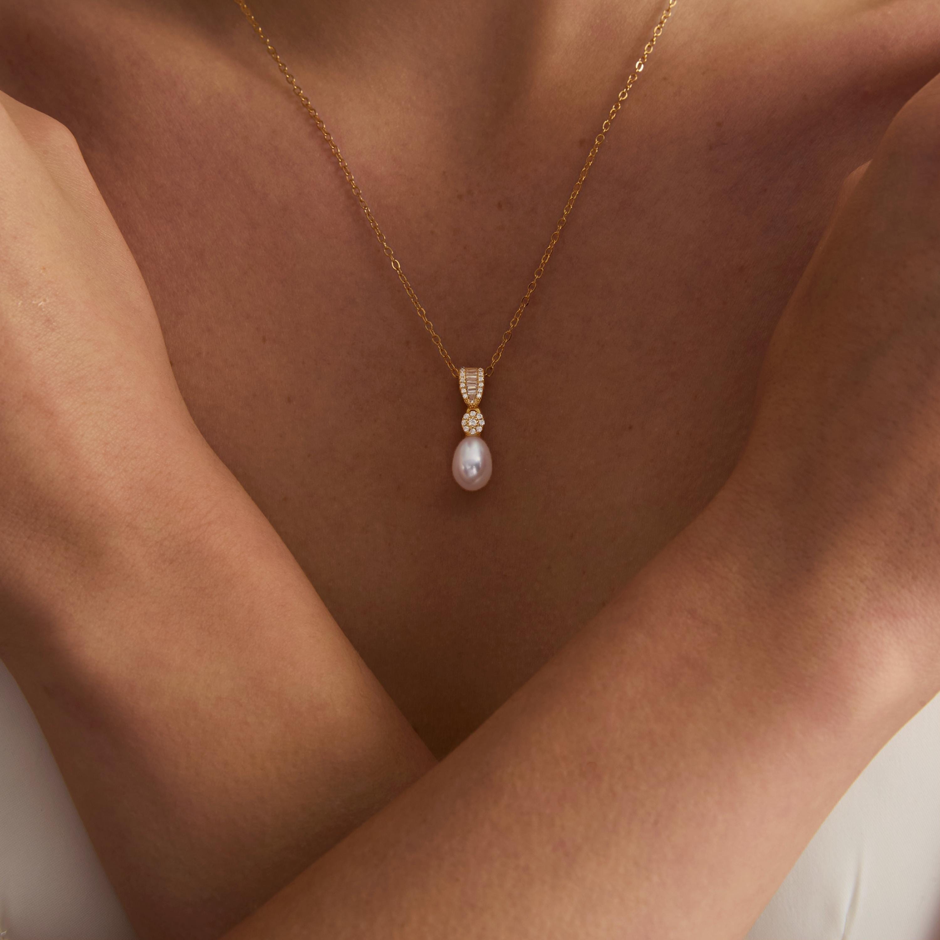 EcloraTreasures Freshwater Pearl Necklace With Diamond Crystal Gold