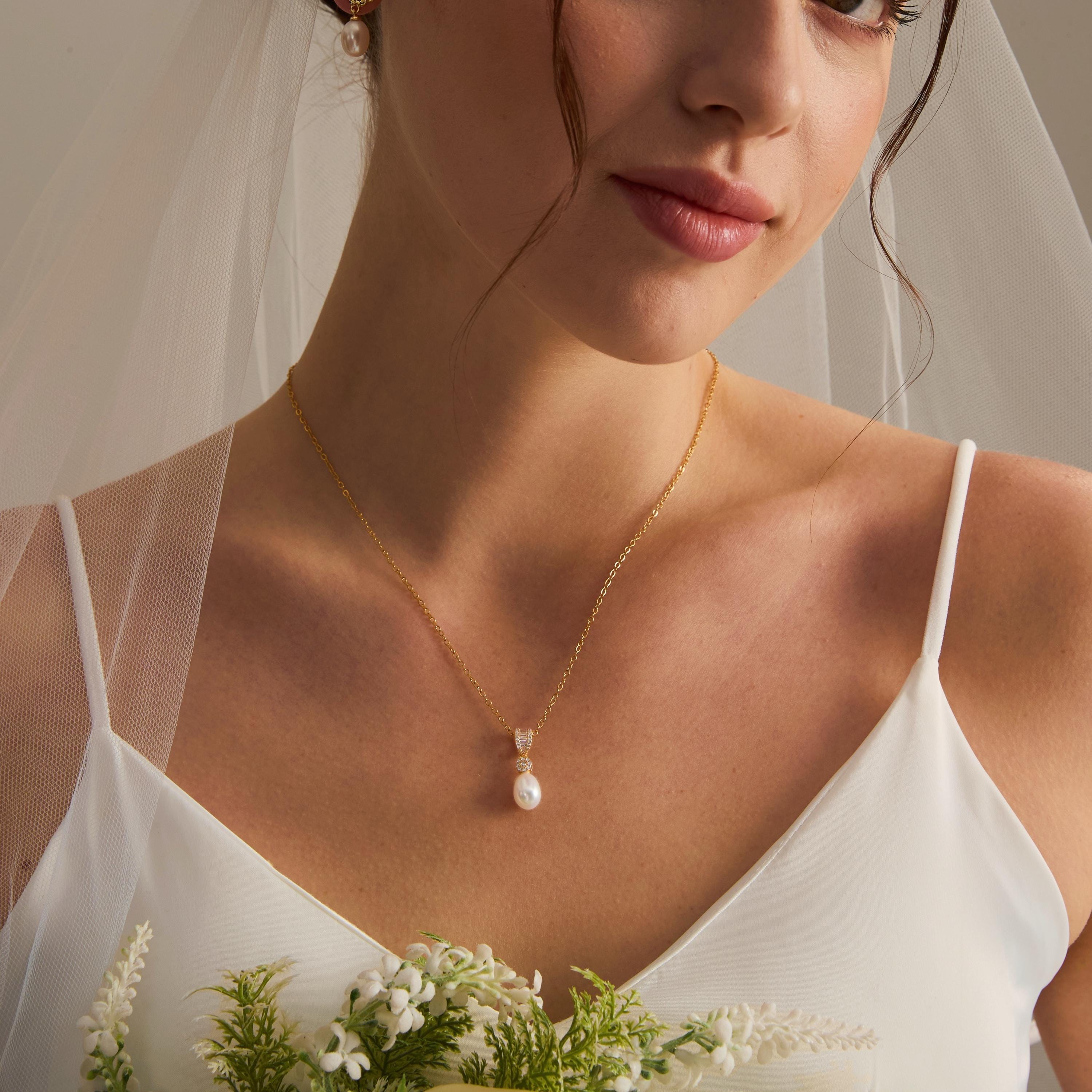 EcloraTreasures Freshwater Pearl Necklace With Diamond Crystal Gold