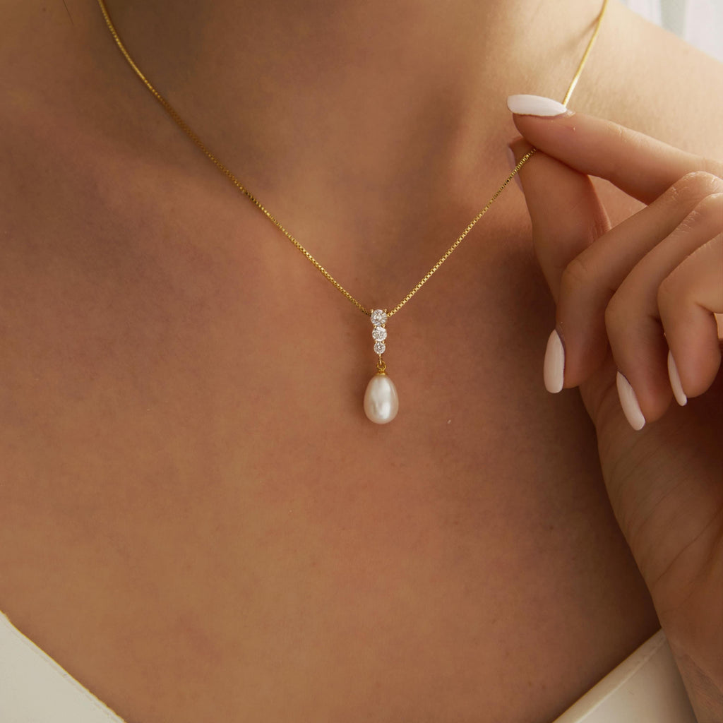 EcloraTreasures Freshwater Pearl Bridal Necklace and Earring Set