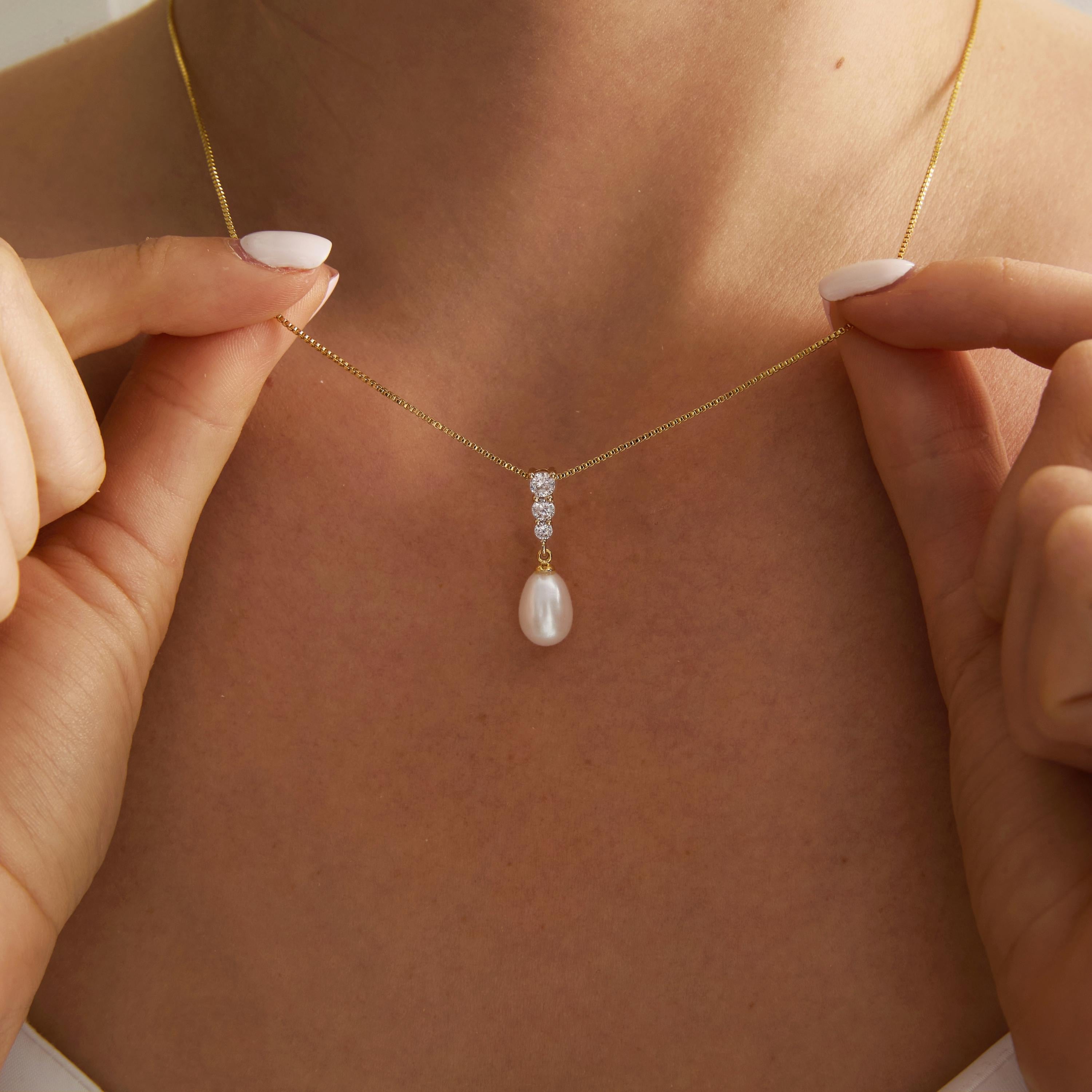EcloraTreasures Freshwater Pearl Bridal Necklace and Earring Set
