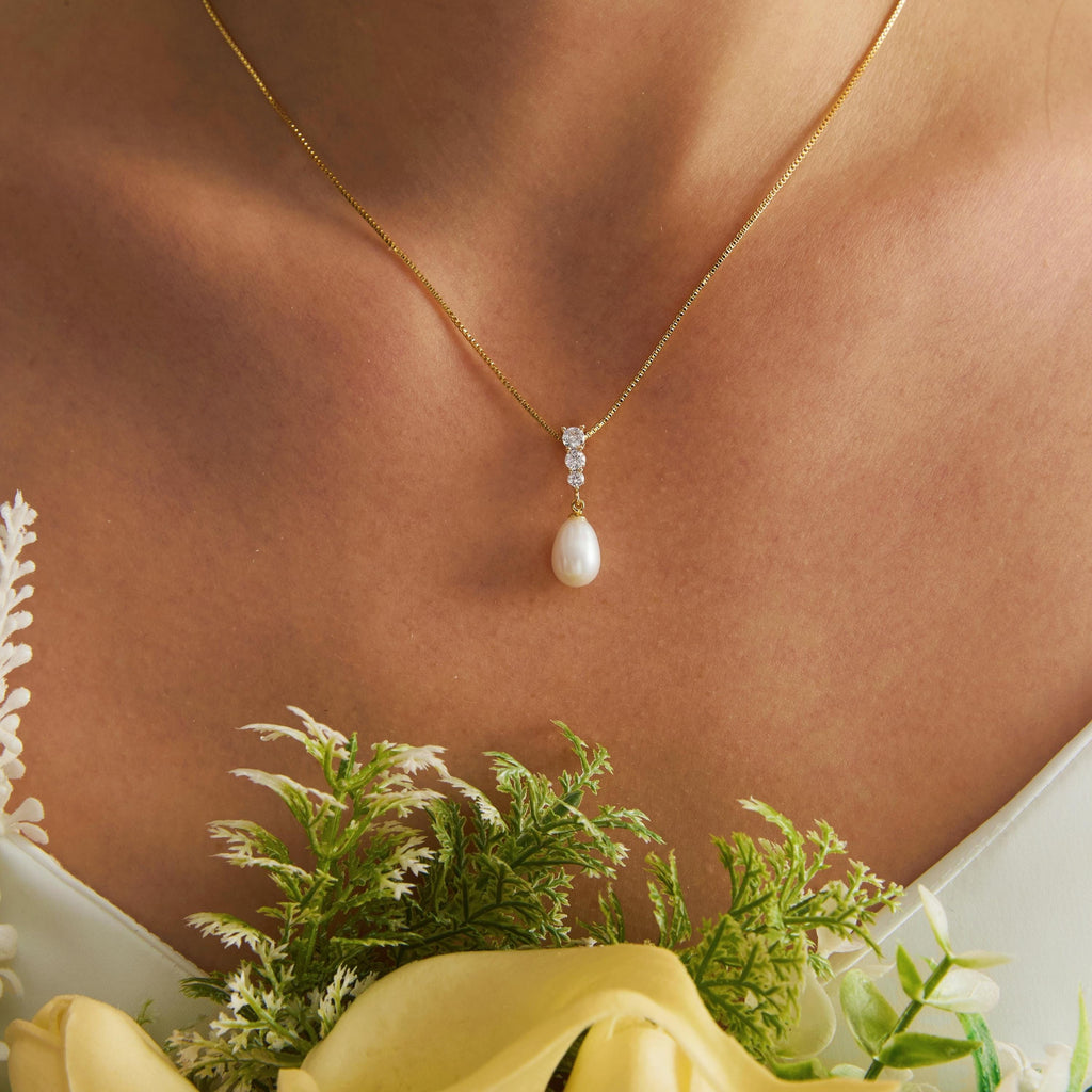 EcloraTreasures Freshwater Pearl Necklace And Earring Set With CZ Diamond