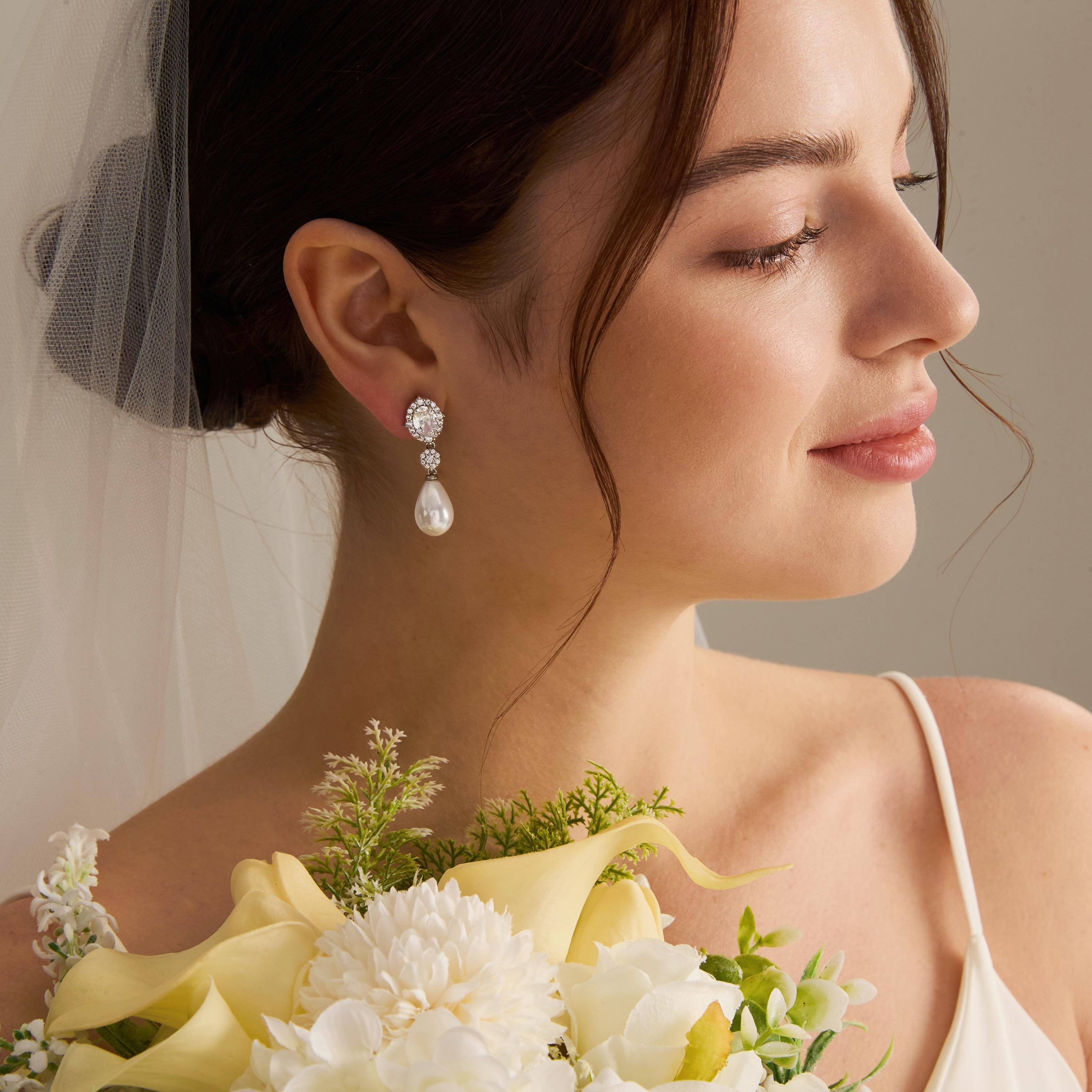 EcloraTreasures Minimalist Bridal Pearl and Crystal Drop Earrings