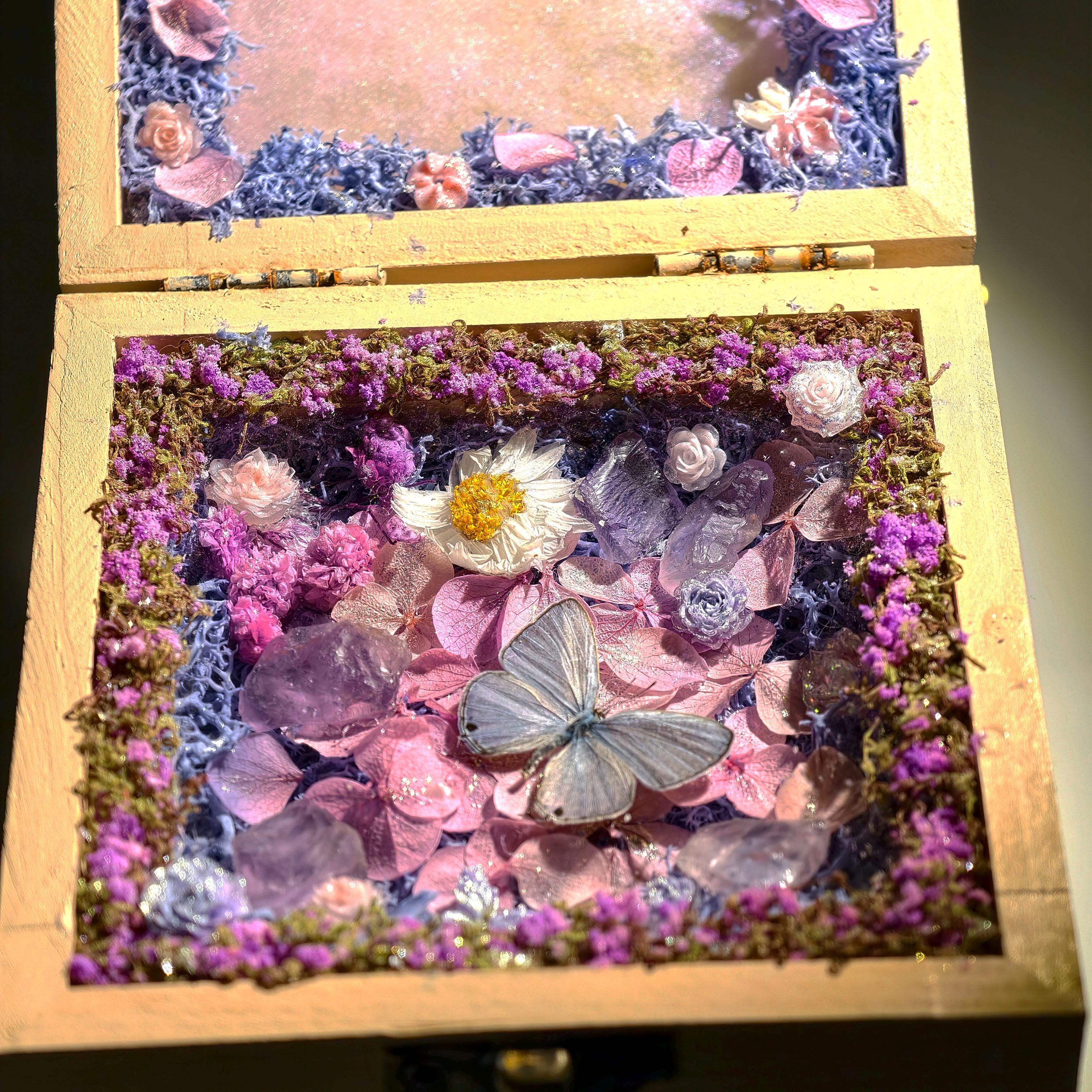Oryeia Real Butterfly Dried Flower Music Box With Amethyst Crystal, La La Land Melody